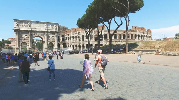 Рим Италия Июня 2017 Туристы Тротуаре Возле Знаменитого Амфитеатра Колизей — стоковое фото