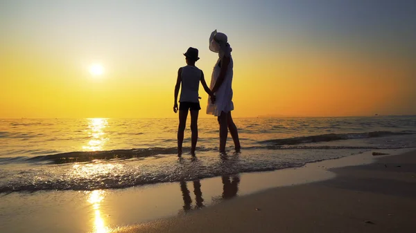 Mãe Com Vestido Branco Chapéu Filho Com Chapéu Descalço Praia — Fotografia de Stock