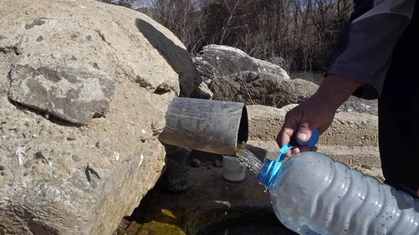 Наполнение Бутылок Природной Родниковой Водой Горах — стоковое фото
