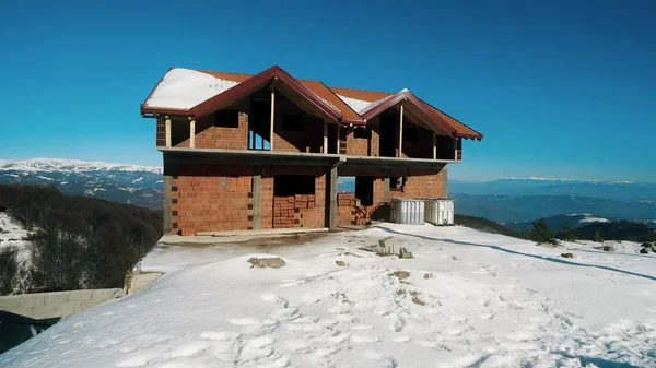 Výstavba New Vila Home Vrcholu Hory Sněhem Steadicam Shotshot — Stock fotografie