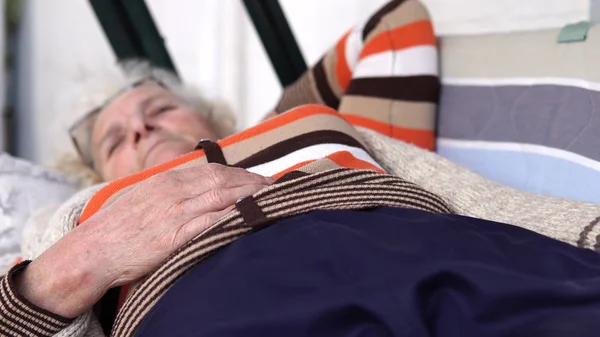 Donna Anziana Sul Letto Dondolo Portico Sdraiato Guardando Triste Distanza — Foto Stock