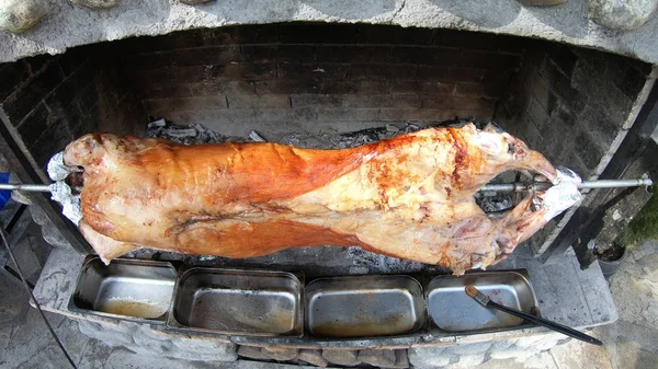 Carne Frita Num Espeto Cozinheiro Restaurante Hotel Prepara Cordeiro Assado — Fotografia de Stock