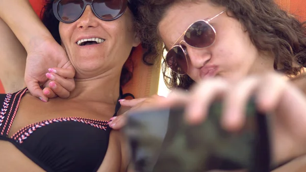 Matka Córka Zrobić Selfie Smartfona Podczas Letnich Wakacji Kinowej Selektywny — Zdjęcie stockowe