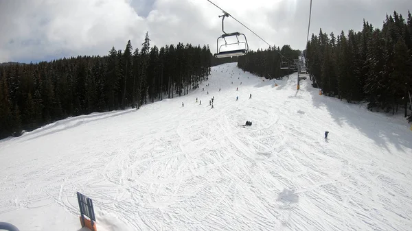 Síelők Snowboardosok Lefelé Folyik Hegy Lejtőjén Ski Resort Havas Erdőben — Stock Fotó