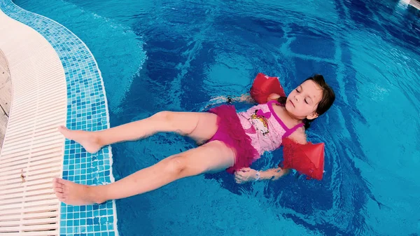 Kız Şişme Kol Bantları Ile Açık Yüzme Havuzunda Çalış — Stok fotoğraf