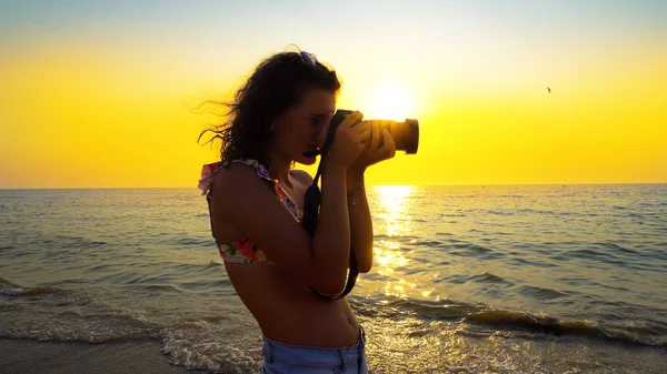 Turista Fényképez Naplementéről Lány Fotós Fotózás Segítségével Dslr Tükör Nélküli — Stock Fotó