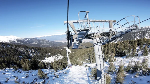 Ski Lift Med Sittplatser Går Över Berget Med Utsikt Över — Stockfoto