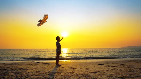 Мальчик Шляпе Играет Воздушным Змеем Пустом Пляже Закате Время Летних — стоковое фото