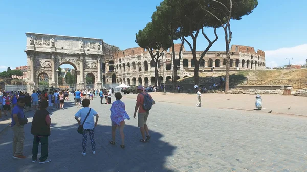 Řím Itálie Června 2017 Turistické Procházky Pov Colosseum Konstantinův Oblouk — Stock fotografie