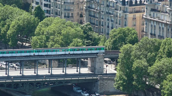 Légi Felvétel Párizsi Metró Vonat Bir Hakeim Hídon Szajna — Stock Fotó