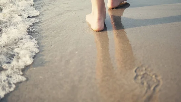 Seguindo Uma Descalça Pés Femininos Andando Salpicando Ondas Água Mar — Fotografia de Stock