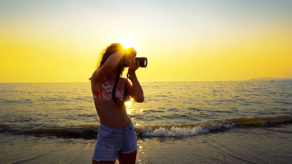 Турист Фотографирует Закат Пляже Девушка Фотограф Фотографирует Помощью Зеркальной Камеры — стоковое фото