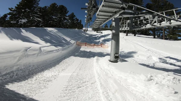 Ski Lift Draging Genom Pine Skogsområde Vid Soluppgången Till Mountain — Stockfoto