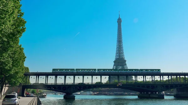 Paris Frankrike Circa Maj 2017 Trafik Paris Med Eiffeltornet Och — Stockfoto