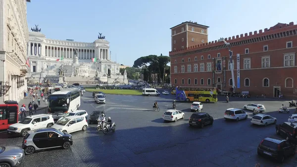 Roma Italia Junio 2017 Piazza Venezia Tráfico Con Altare Della — Foto de Stock