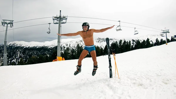 Nahý Happy Ski Mužský Šortkách Helmy Lyžařské Boty Skok Svahu — Stock fotografie