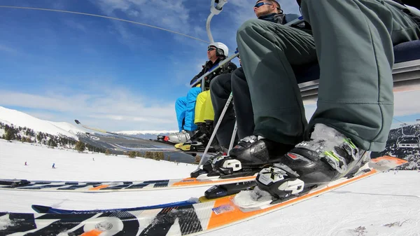 Vidám Baráti Feloldását Felvonó Síelés Hegyekben Nézd Lábak Síelők Snowboardosok — Stock Fotó