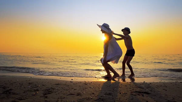 Família Amorosa Divertindo Praia Menino Montando Passeio Porquinho Mães Volta — Fotografia de Stock