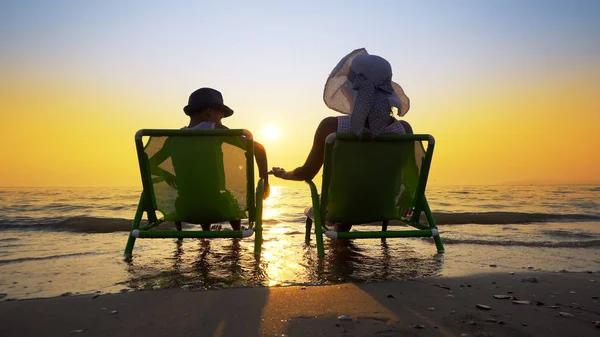 Família Feliz Desfrutar Pôr Sol Luxo Praia Durante Férias Verão — Fotografia de Stock