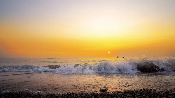 Fantastisk Bakgrund Från Havsvågor Stänk Strand Sand Vid Solnedgången — Stockfoto