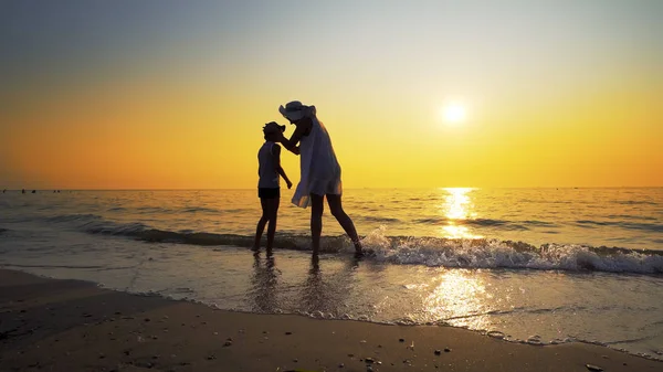 Familjen Promenad Stranden Till Solnedgången Och Splash Havsvågor Kvinnan Bär — Stockfoto