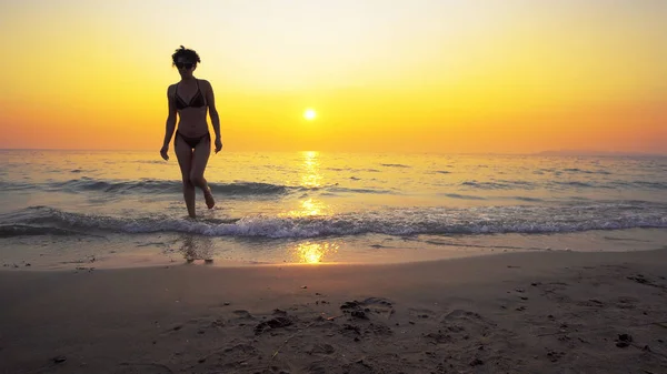 Sexy Modello Moda Forma Uscire Acqua Mare Con Vibrante Tramonto — Foto Stock