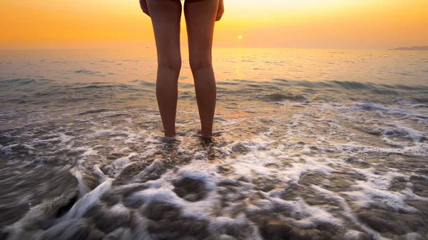 Pés Mulher Salpicados Por Ondas Mar Pôr Sol Praia Calmo — Fotografia de Stock