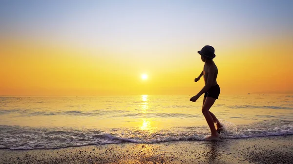 Мальчик Шляпе Собирающий Пиблы Пляже Бросающий Камень Пропускающий Игру Поверхности — стоковое фото