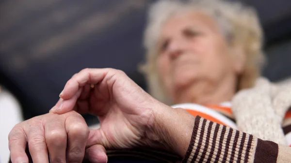 Senior Mulher Tocando Sua Mão Ferida Sentado Baloiço Alpendre Sofrendo — Fotografia de Stock