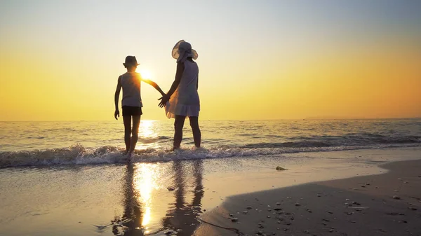Οικογένεια Αγάπη Στο Ηλιοβασίλεμα Στη Θάλασσα Καλοκαίρι Μητέρα Λευκό Φόρεμα — Φωτογραφία Αρχείου