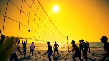 Gün batımı keyfi kavramı, ağır çekim, plaj voleybolu
