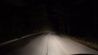 Uzak gece kırsal yolda sürüş Pov