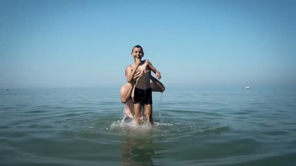 Apa Veti Fiának Vízből Játszik Vele Strandon Lassú Mozgás — Stock videók