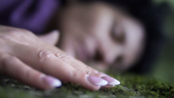 Mooie Vrouw Liggend Weide Glimlachend Dromen Geniet Van Natuur Schoonheid — Stockvideo