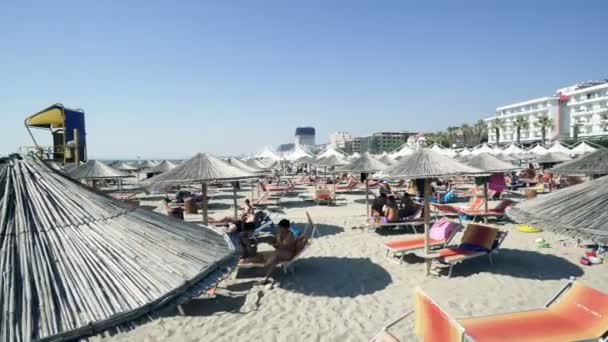 Luxus Strandkorb Und Sonnenschirm Strand Sonnigen Tagen Filmische Steadicam Aufnahme — Stockvideo