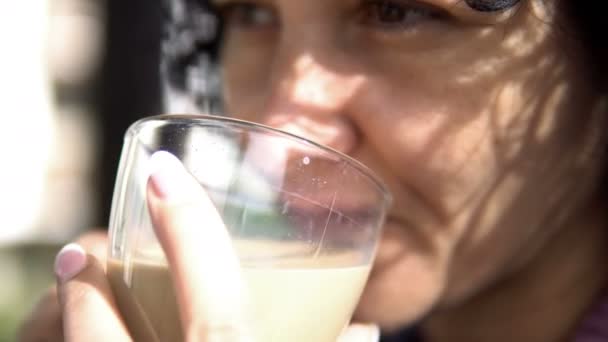 Schöne Junge Frau Trinkt Kaffee Freien — Stockvideo