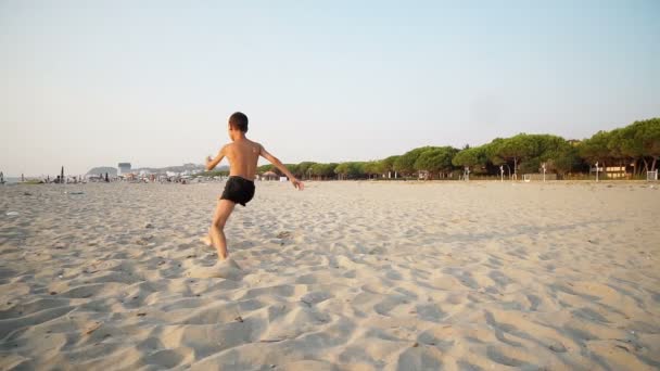 Chico Corriendo Saltando Playa Del Mar Las Vacaciones Verano Moción — Vídeos de Stock