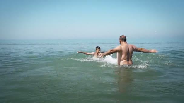 Сім Двома Людьми Батько Син Грають Бризки Морської Води — стокове відео