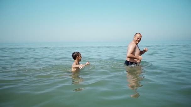 Familie Van Twee Mensen Vader Zoon Spelen Zee Waterspatten — Stockvideo