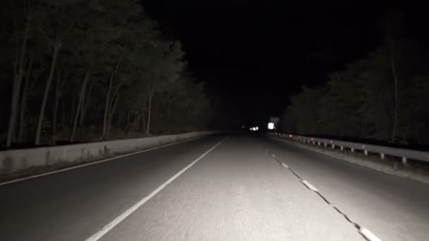 夜の田舎道で運転 — ストック動画