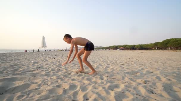 Pojke Springa Hoppa Sea Beach Sommarlovet Slow Motion — Stockvideo