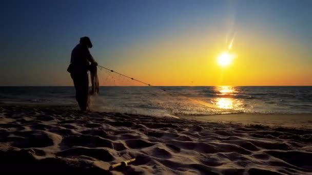 Під Час Заходу Сонця Рибалки Потягнувши Чистий Лову Риби Океан — стокове відео