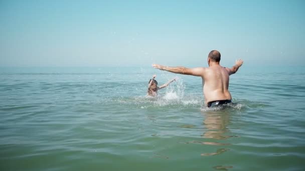 Familie Van Twee Mensen Vader Zoon Spelen Zee Waterspatten — Stockvideo