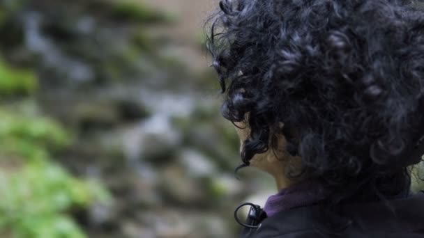 Kıvırcık Saçlı Yürüyüşçü Kadının Yakın Portresi Doğada Bir Güzergahı Gözlemlerken — Stok video