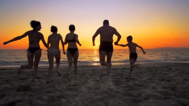 Familienmenschen Feiern Eine Party Beim Springen Und Springen Sommerstrand Sonnenuntergang — Stockvideo