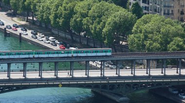 Köprü Pont de Bir-Hakeim ve Seine Nehri üzerinde bir turist tekne