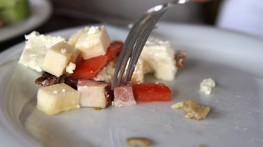 Diyet gözlemleyerek ve sayma kalori, wellness.tomato, peynir, jambon, mantar, sebze salatası, yemek sinematik dof yakın çekim