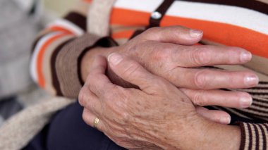 Yaşlı kadın kıdemli olun terapi masajı kırışık cilt elleriyle