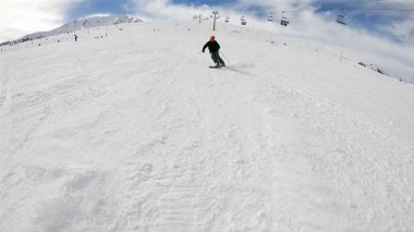 Kayakçı turuncu kask oyma aşağı kayak pisti ile