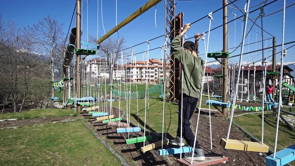 Ragazzo Nel Parco Avventura — Foto Stock